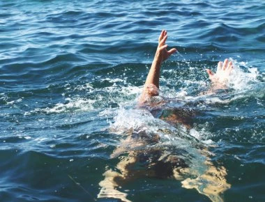 Εύβοια: 1 νεκρός στη θάλασσα παράλληλα με τη φωτιά